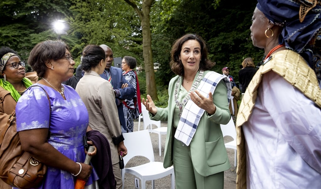Burgemeester Halsema van Amsterdam tijdens de landelijke herdenking van het slavernijverleden (1 juli). (beeld anp / Koen van Weel)