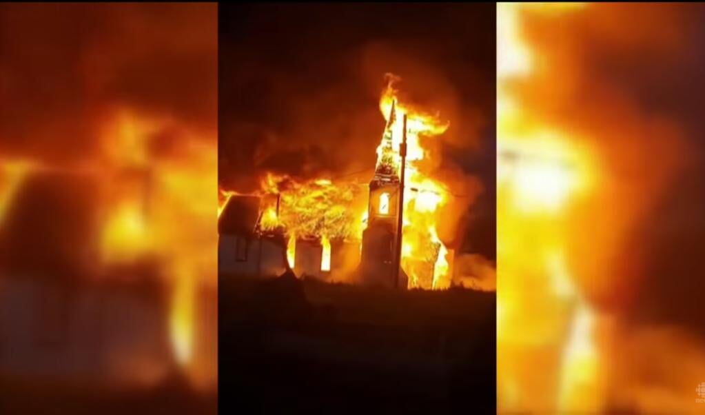 De 108-jaar oude anglicaanse kerk in Gitwangak (British-Colombia) brandde begin juli volledig af. (beeld youtube)