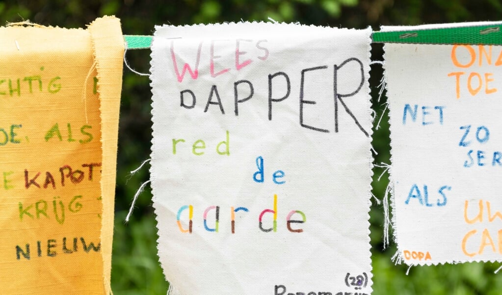 Iedereen die bij het Catshuis heeft gewaakt, laat een vlaggetje achter met een boodschap aan de politiek. (beeld Savannah van den Roovaart)