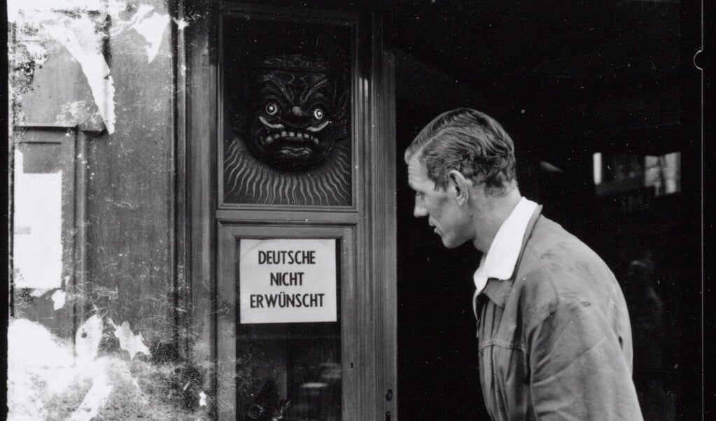 Begin mei 1954 werd er in Nederland actie gevoerd tegen de groeiende stroom Duitse toeristen. (beeld IISG Ben van Meerendonk)