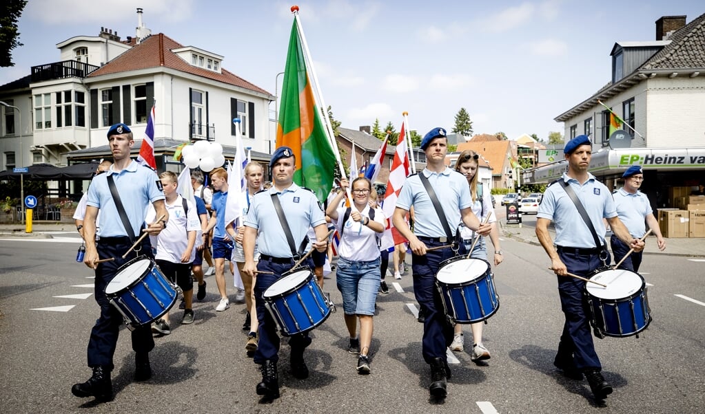 De aftrap van het jaarlijkse wandelevenement vond dinsdag plaats bij het Vrijheidsmuseum in het Gelderse Groesbeek met een vlaggentocht. Aan de kinderen van het #Vteam de eer om de verschillende vlaggen te dragen. (beeld anp / Sem van der Wal)