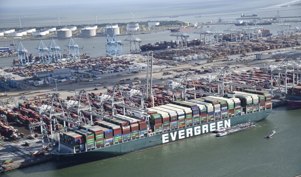 Luchtfoto van het containerschip Ever Given bij de ECT Delta terminal in de Rotterdamse haven. Het schip dat het Suezkanaal blokkeerde, blijft in Rotterdam om containers te lossen en te laden. (beeld anp / Bram van de Biezen)