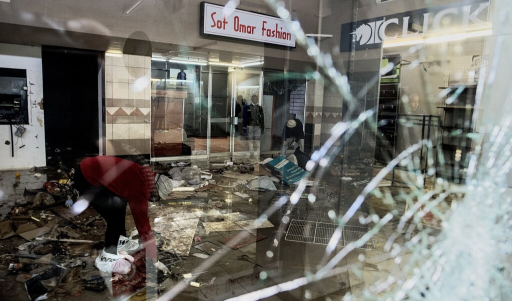 De afgelopen week sloegen mensen - vooral arme jongeren en supporters van ex-president Jacob Zuma - aan het plunderen en vernielen (beeld Luca Sola / afp)
