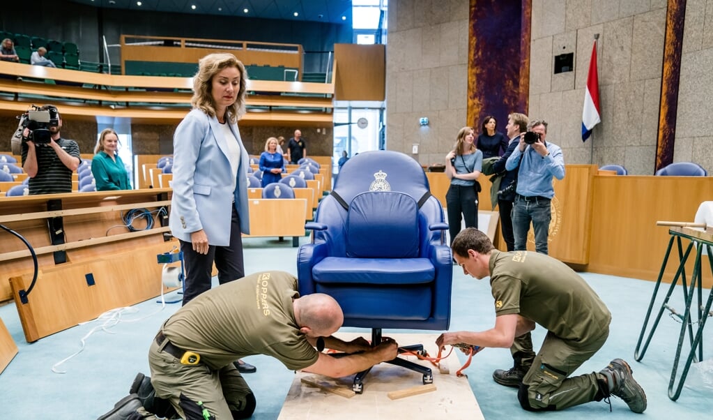 Bij het onderwerp ‘Renovatie Binnenhof’ komt alles terug wat in de dagelijkse politiek ook speelt. Kamervoorzitter Vera Bergkamp, vorige week, vlak voor dat de stoelen uit vergaderzaal werden verwijderd. (beeld anp / Bart Maat)