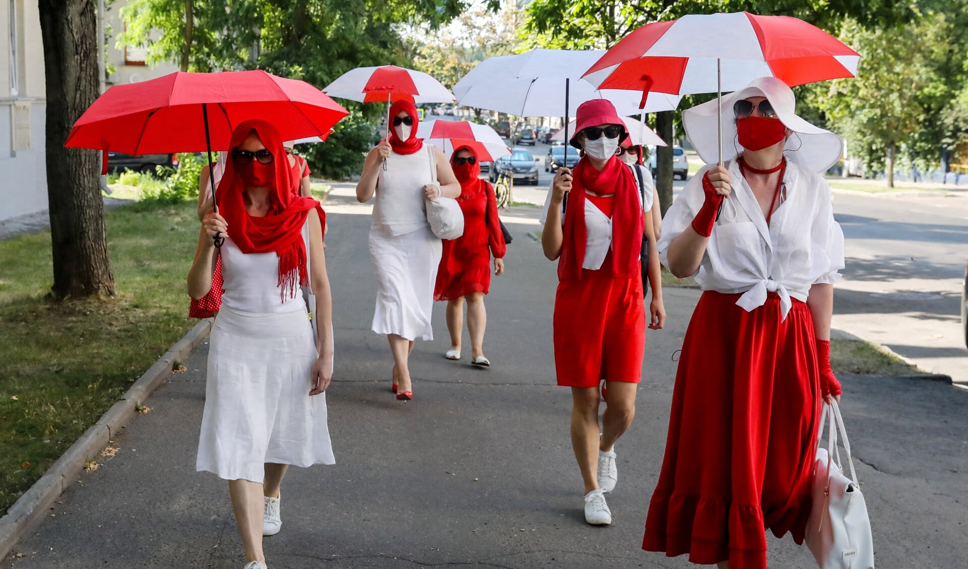 Vrouwen lopen in verboden rood en wit, een week geleden in Minsk, de hoofdstad van Belarus.