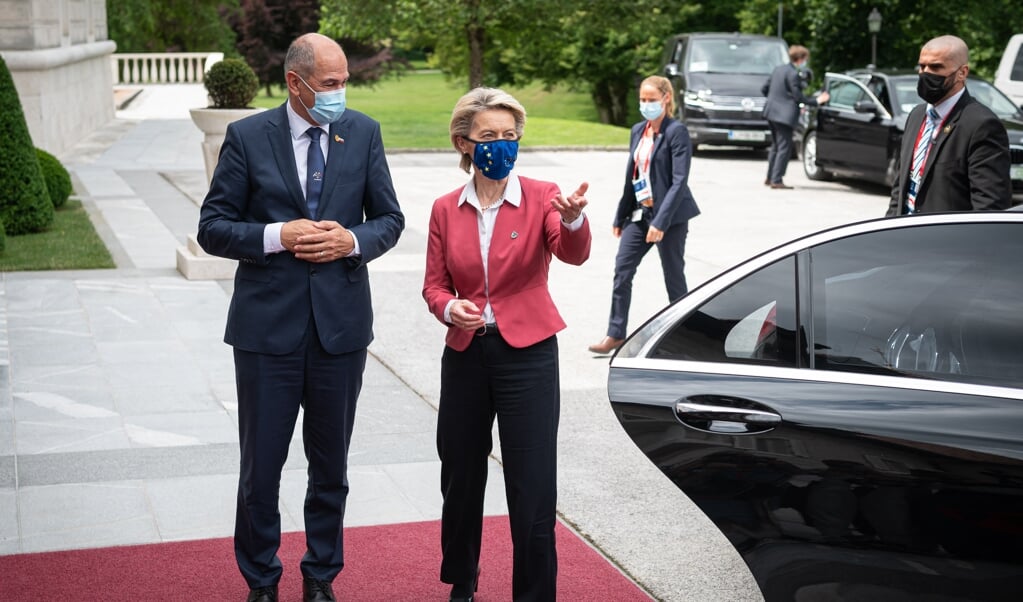 De Sloveense premier Janez Jansa en EU-president Ursula von der Leyen voor aanvang van de top in Brdo.  (beeld afp / Jure Makovec)