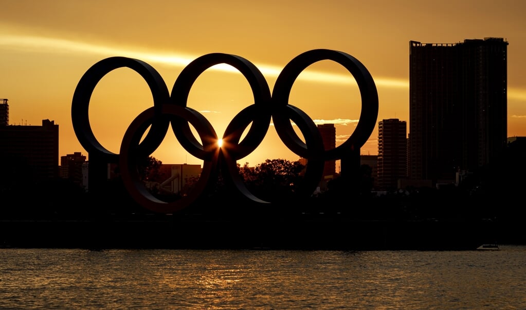 Drijvende olympische ringen met de stad Tokio op de achtergrond Tokio. (beeld anp / Robin van Lonkhuijsen)