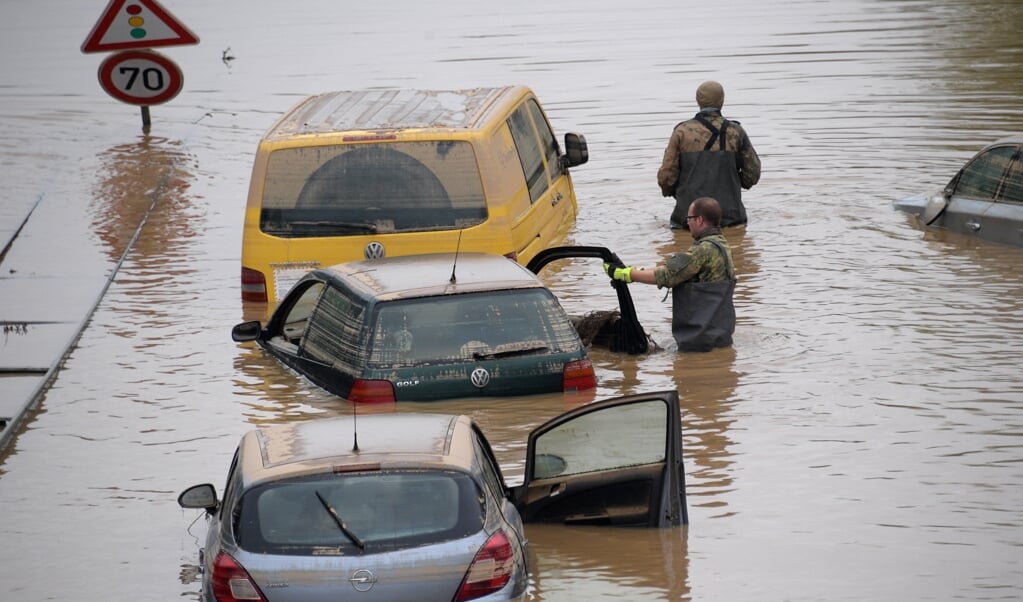 Militairen in het Duitse Erftstadt op zoek naar mogelijke slachtoffers. (beeld afp / Sebastien Bozon)