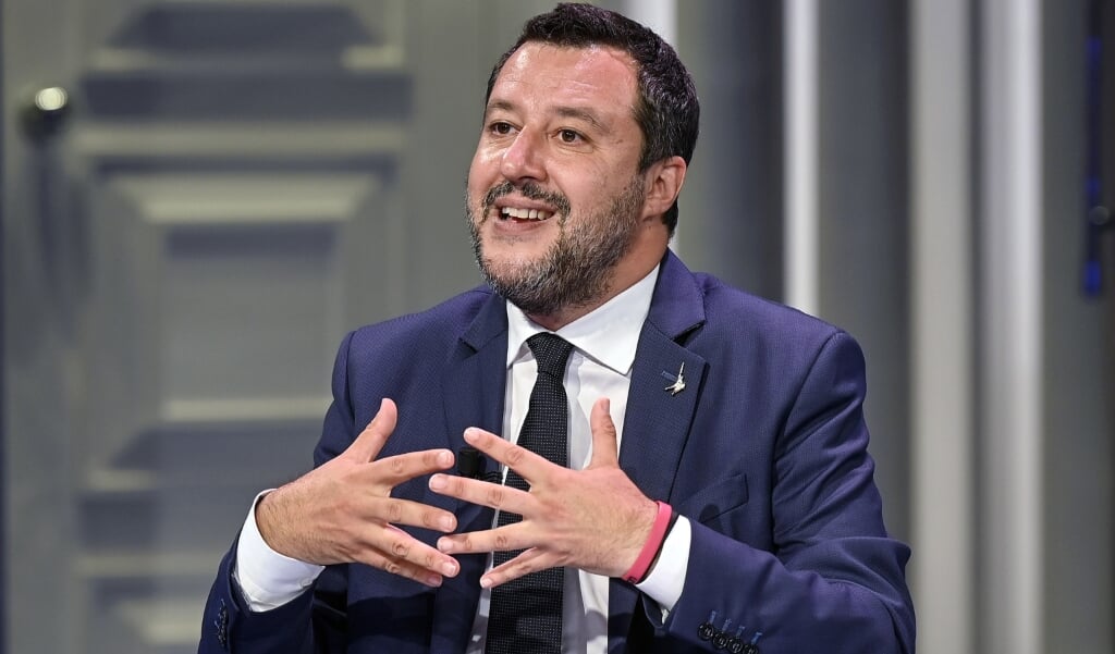 Lega-partijleider Matteo Salvini, fel tegen massa-immigratie, sprong meteen in de bres voor de verdachte, een voormalige politieagent met een wapenvergunning. (beeld epa / Riccardo Antimiani)