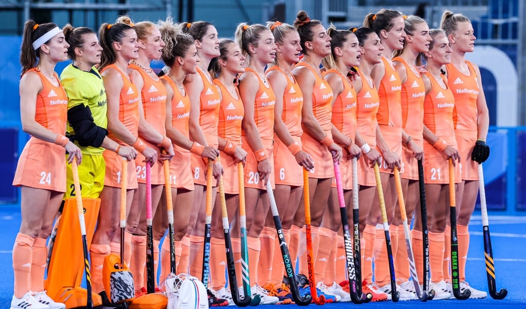 De spelers van Nederland zingen het volkslied tijdens de wedstrijd tegen Duitsland op het olympisch hockeytoernooi in het Oi Hockey stadion op de Olympische Spelen van Tokio. (beeld anp / Koen Suyk)