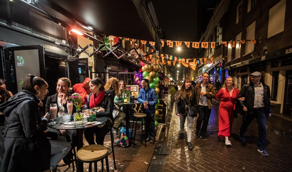 Nu er wordt versoepeld, zien we jongeren weer helemaal losgaan in het uitgaansleven. De stilte die afgedwongen werd tijdens de crisis, moet nu nog sterker worden aangeboden tegen het lawaai in. (beeld anp / Paul Bergen)