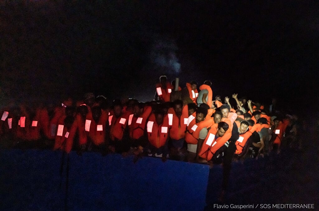 Op 6 juli werden 369 migranten vanaf een grote houten boot in de Middellandse Zee voor de kust van Libië gered door reddingsschip Ocean Viking. (beeld afp / sos mediterranee)