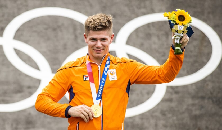 Olympisch kampioen Niek Kimmann juicht met de gouden medaille tijdens de huldiging van het onderdeel cross bij het BMX op het Ariake Urban Sports Park tijdens de Olympische Spelen van Tokio. (beeld anp / Koen van Weel)
