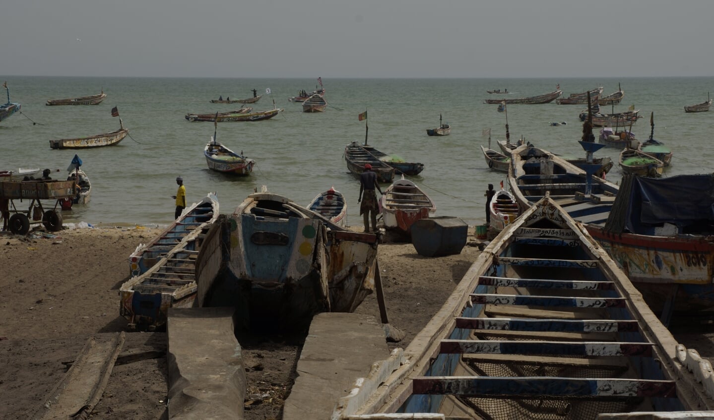 Vissersboten op het strand van Tefess, een buurt in de stad Mbour in Senegal. Mbour is een van
de voornaamste vertrekpunten voor clandestiene migratie in Senegal.