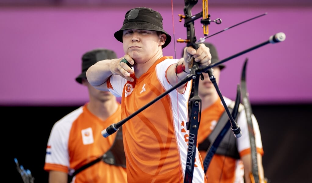 Sjef van den Berg, Steve Wijler en Gijs Broeksma verliezen de olympische troostfinale om het brons tijdens de teamwedstrijd handboogschieten. (beeld anp / Koen van Weel)