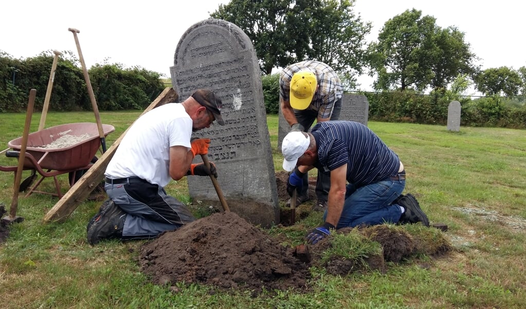Vrijwilligers helpen met de renovatie van een Joodse begraafplaats. (beeld stichting boete en verzoening)