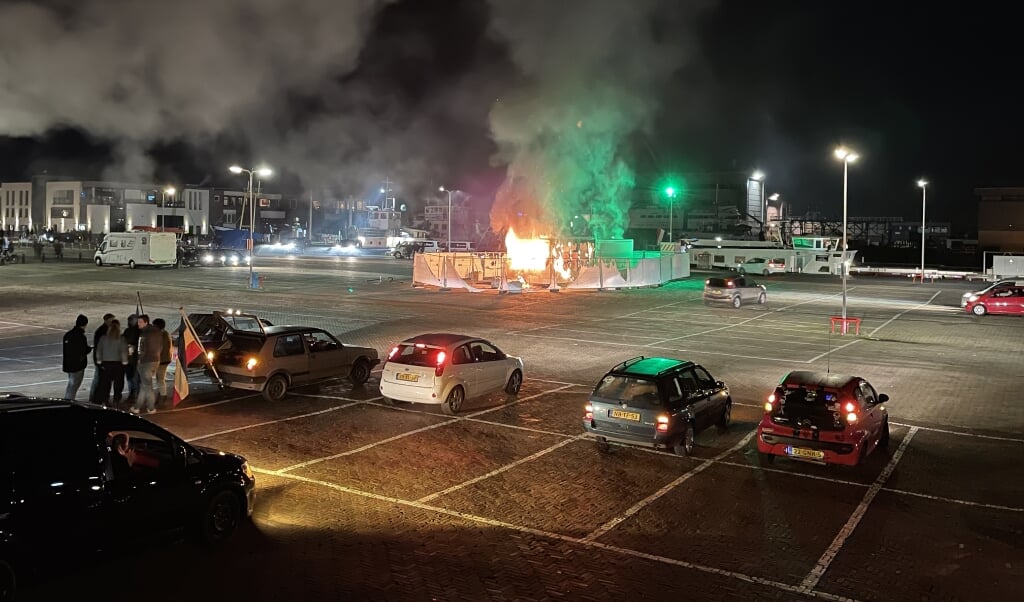 Op 23 januari werd de GGD-testlocatie op Urk in brand gestoken uit protest tegen de avondklok. (beeld anp)