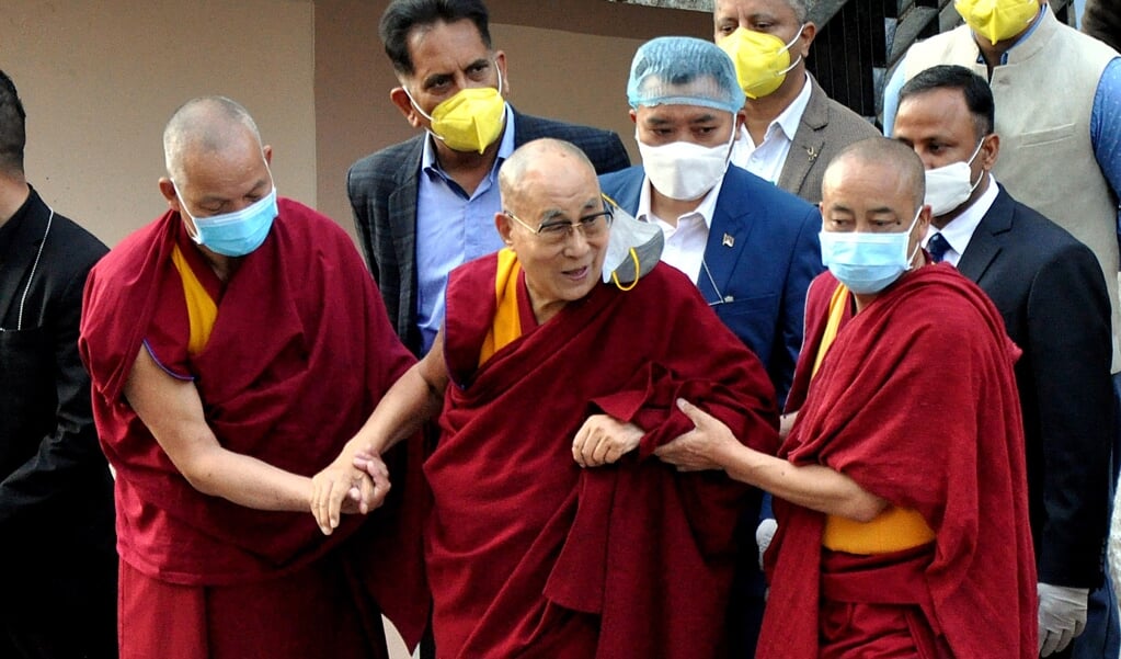 De Dalai lama op 6 maart 2021 bij een Indiaas ziekenhuis na een covid-vaccinatie. (beeld Epa / Sanjay Baid)