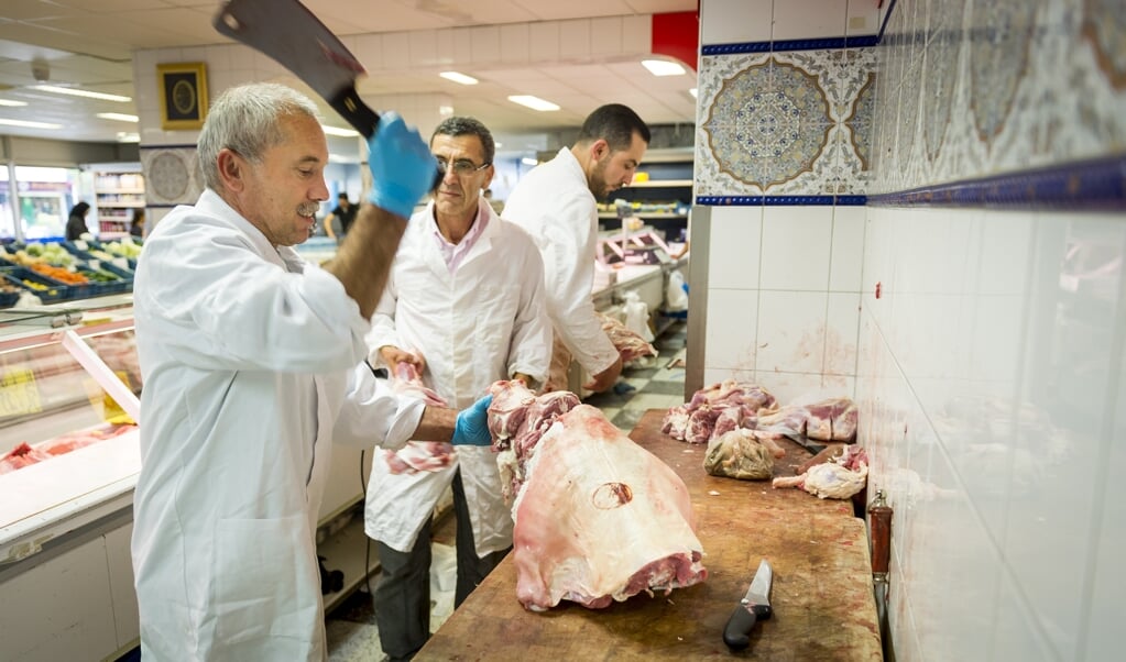 Lamsvlees bij de Haagse supermarkt Tanger Markt, in de tijd dat de bestellingen voor het offerfeest worden klaargemaakt. (beeld anp / Lex van Lieshout)