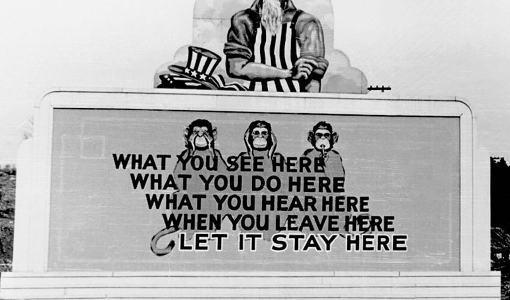 Een poster waarschuwt medewerkers van het Manhattan-project te zwijgen. (beeld flickr / James E. Westcott)