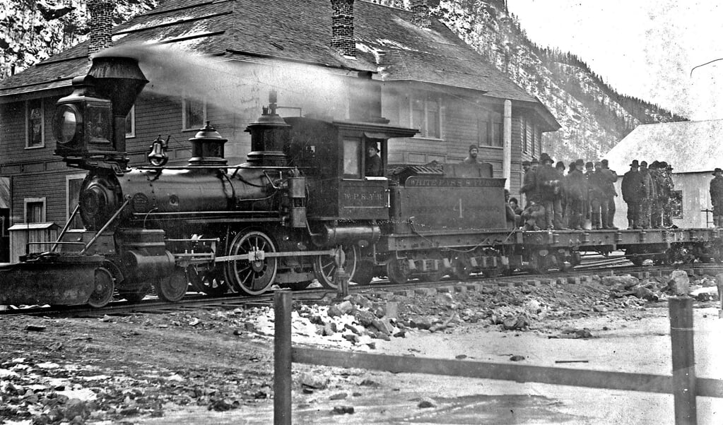 De trein bij Klondike, met een aantal gelukszoekers op het perron.  (beeld National Historical Park Alaska / Flickr)