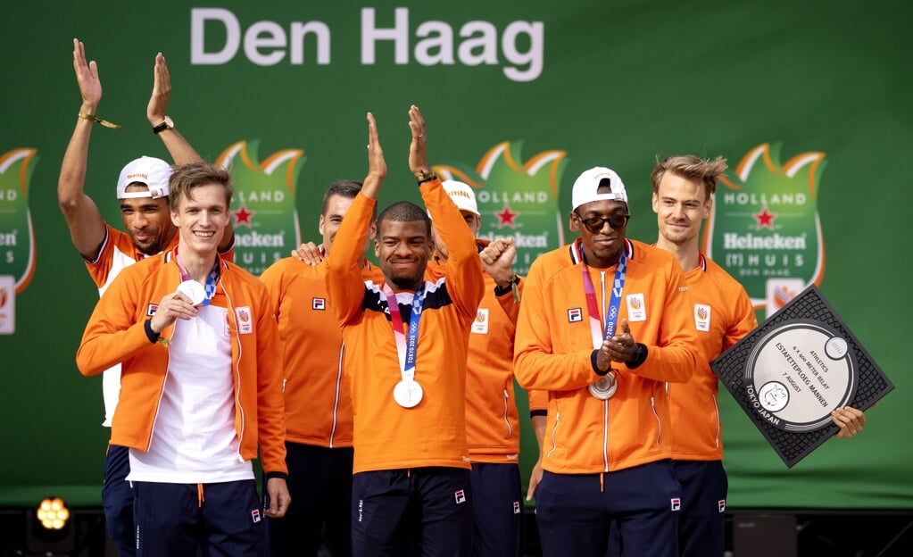 Liemarvin Bonevacia, Terrence Agard, Tony van Diepen, Ramsey Angela en Jochem Dobber tijdens de huldiging op het TeamNL Olympic Festival. De atleten wonnen zilver op de 4 x 400 meter estafette op de Olympische Spelen in Tokio. (beeld anp / Ramon van Flymen)