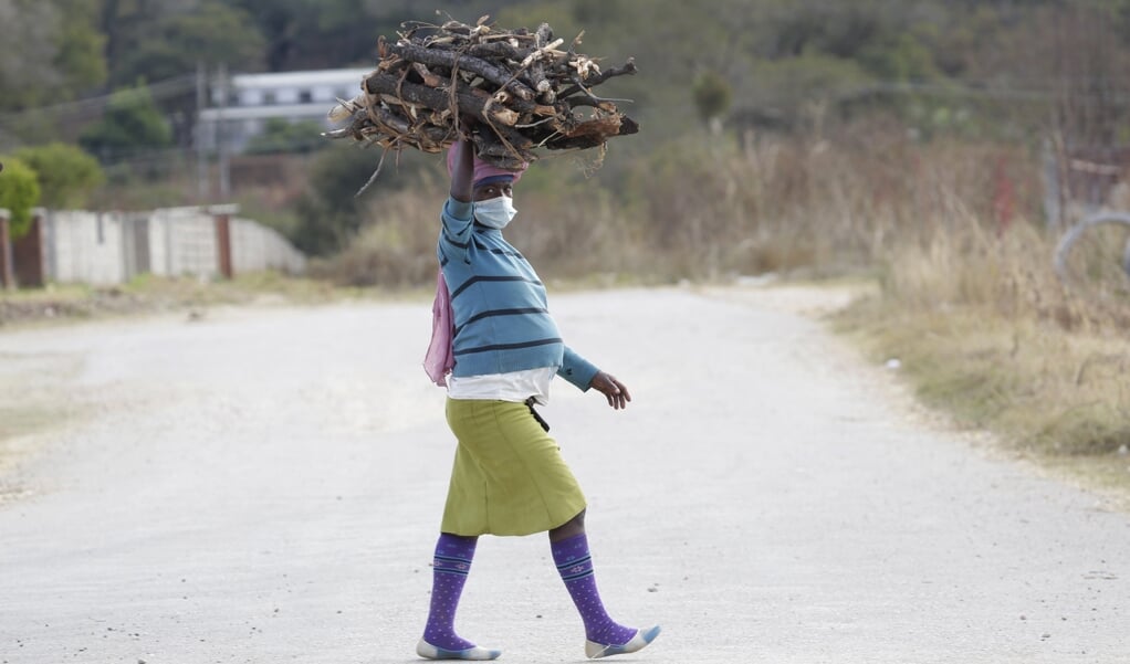 De Verenigde Naties schatten dat een op de drie Zimbabwaanse meisjes onder de achttien is getrouwd. (beeld epa / Aaron Ufumeli)