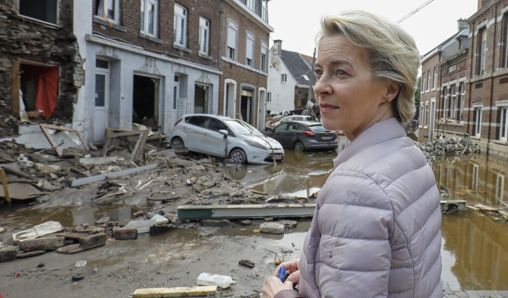 Voorzitter Ursula von der Leyen van de Europese Commissie bezocht vorige maand Pepinster nadat het Belgische dorp zwaar getroffen was door overstromingen. (beeld epa / Julien Warnand)