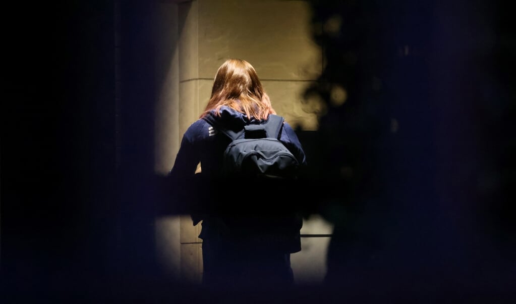 De Belarussische atlete Krystsina Tsimanouskaya is gezien in de Poolse ambassade in Tokio, na een poging om haar naar Belarus te sturen. (beeld afp / Yuki Iwamura)