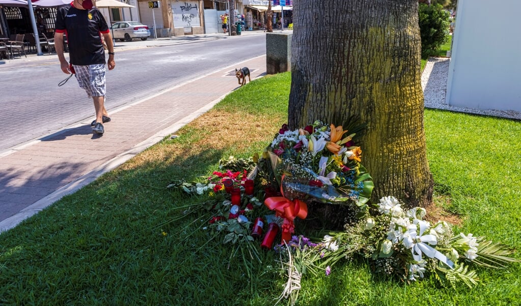 Bloemen vormen een herinnering aan de 'geweldsuitbarsting' van uitgaande Nederlandse jongeren op de bewuste boulevard in Mallorca waar op 14 juli een Nederlander door landgenoten dodelijk werd mishandeld. (beeld epa / Cati Cladera)