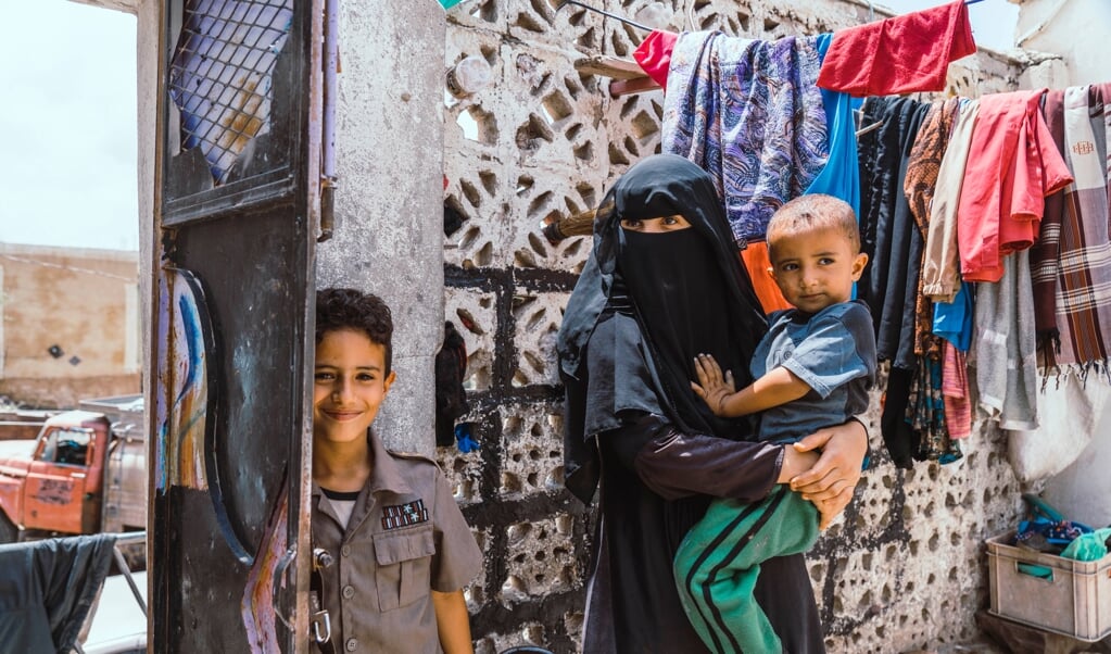 Nehaya (35) en haar zoontjes Mazon (9) en Gissan (3) zijn binnen Jemen gevlucht.  (beeld medair / Amy Van Drunen)