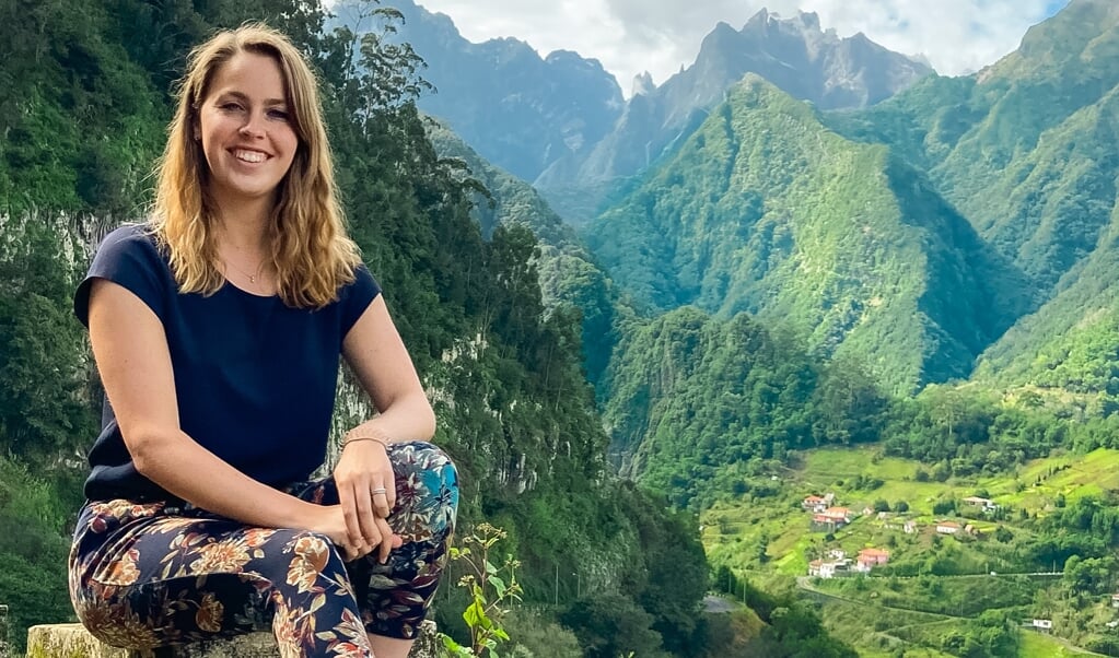 Michelle de Mol werkt twee dagen per week; de rest van de week is ze aan het reizen. (beeld Jelle Alberts)