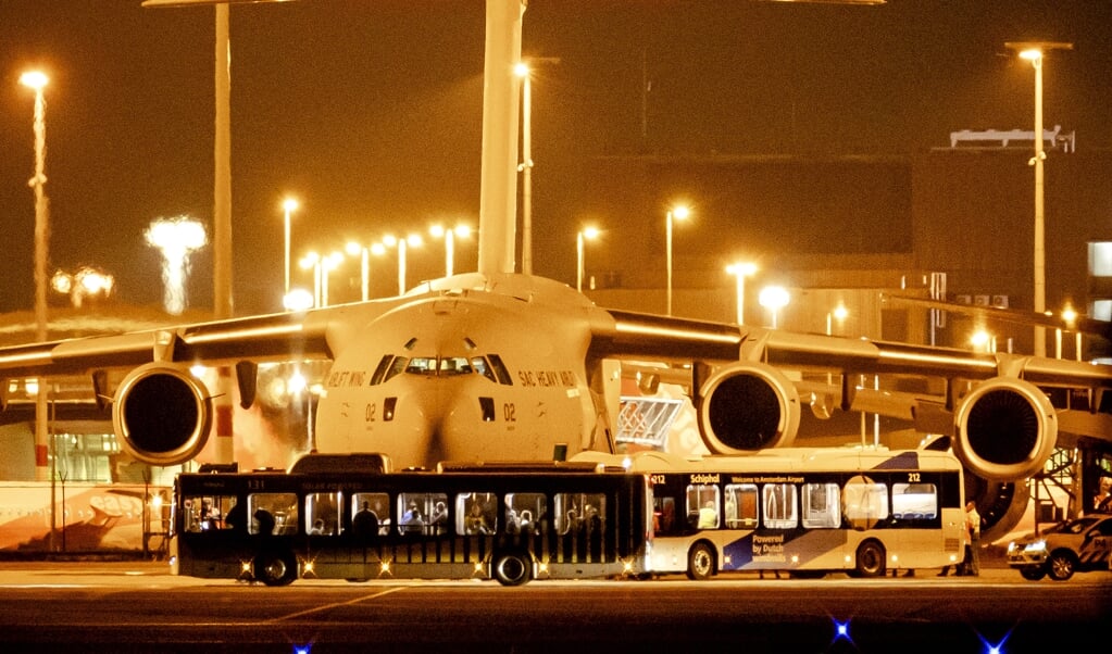 Nederlandse evacues uit Afghanistan stappen uit bij een platform op Schiphol. (beeld anp / Robin van Lonkhuijsen)