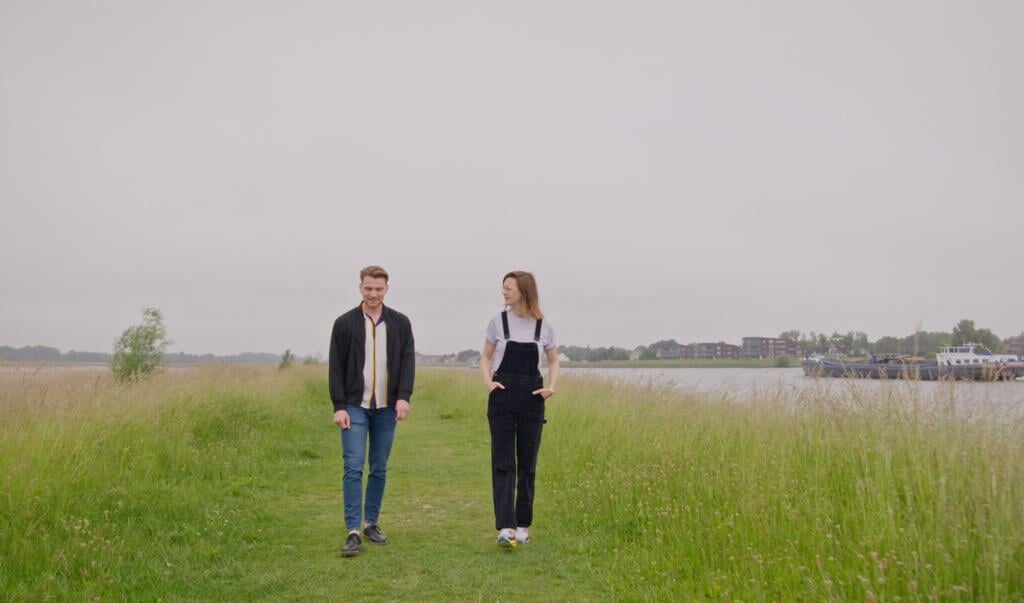 Yora Rienstra (r.) in gesprek met een jongere in haar documentaire Ik deed aangifte tegen de minister van Onderwijs. (beeld human factor tv)