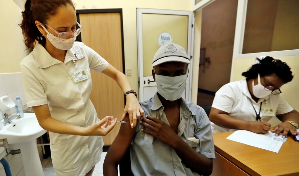 Een man in Cuba wordt gevaccineerd tegen COVID-19 met Cuba's eigen vaccin Abdala. De vaccinatiecampagne komt in het land maar traag op gang. (beeld epa/ Ernesto Mastrascusa)