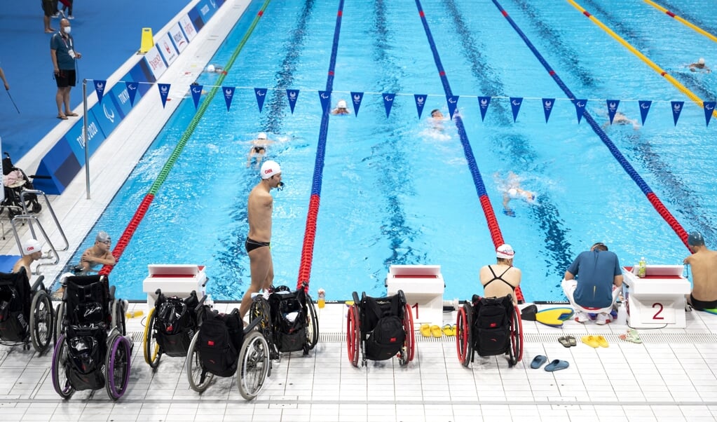 Rolstoelen langs de waterkant, tijdens een traning van paralympische sporters in het Tokyo Aquatics Centre. De Paralympische Spelen worden vandaag geopend.   (beeld afp / Charly Triballeau)