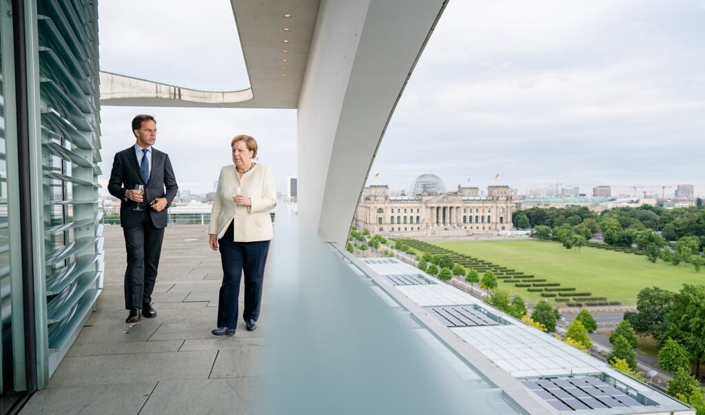 Als de volgende Duitse regering Merkels economische beleid voortzet, heeft dit een negatief effect op de economie, wat Nederland zeker zal merken. Beeld: demissionair minister-president Mark Rutte in gesprek met Angela Merkel. (beeld anp / Bart Maat)