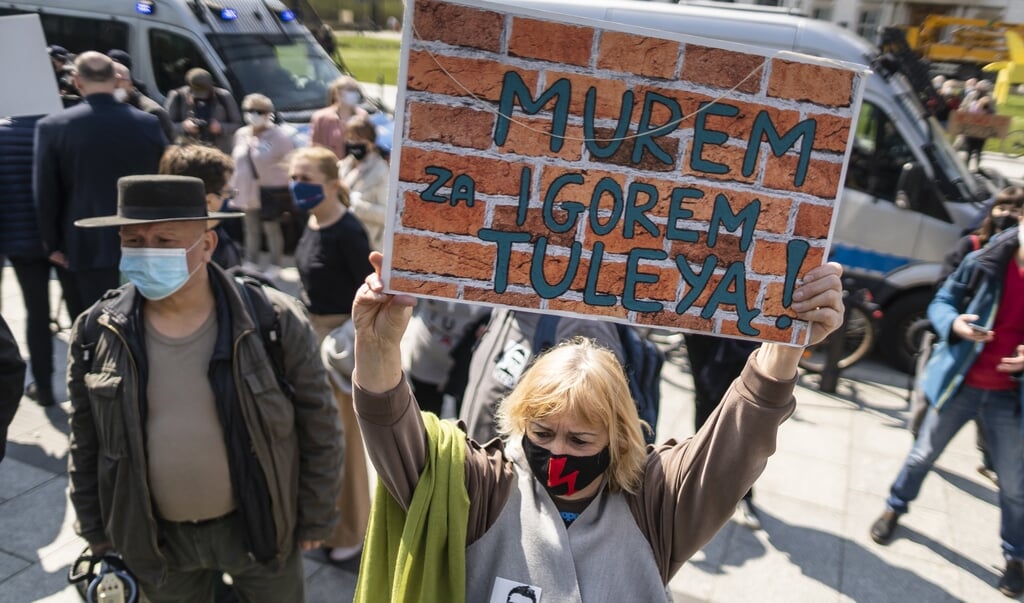 Betogers steunen rechter Igor Tuleya, die een gevangenisstraf riskeert. (beeld afp / Wojtek Radwanski)