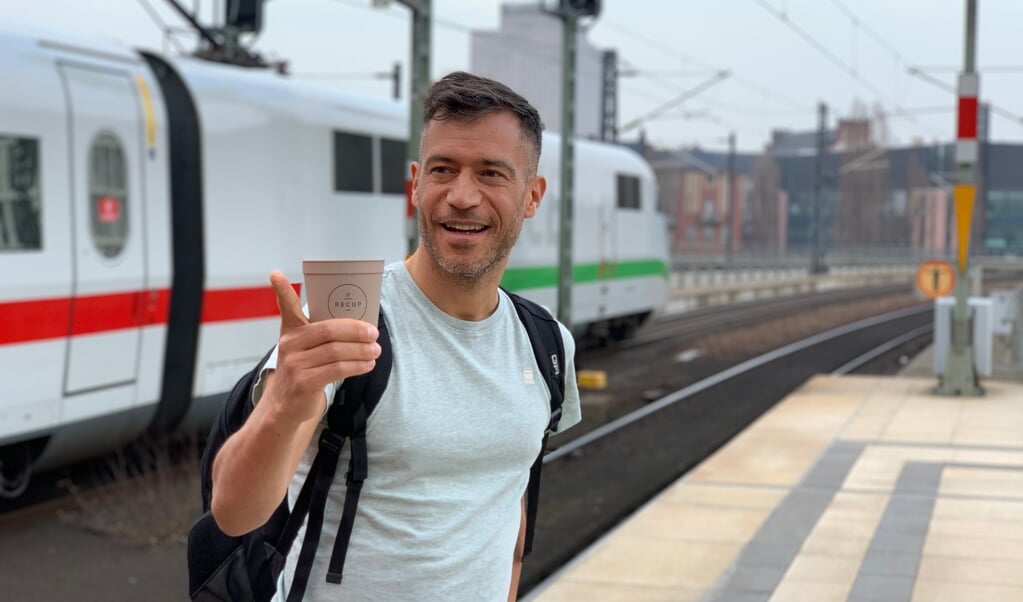 Zijn liefde voor reizen met de trein leverde de 44-jarige Bart Giepmans verschillende banen op. (beeld Bart Giepmans)