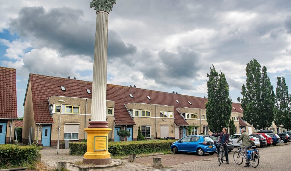 De ‘Romeinse’ zuil in Nijmegen-Oost is van kunststof en gemaakt in de Filipijnen. (beeld Guus Dubbelman)