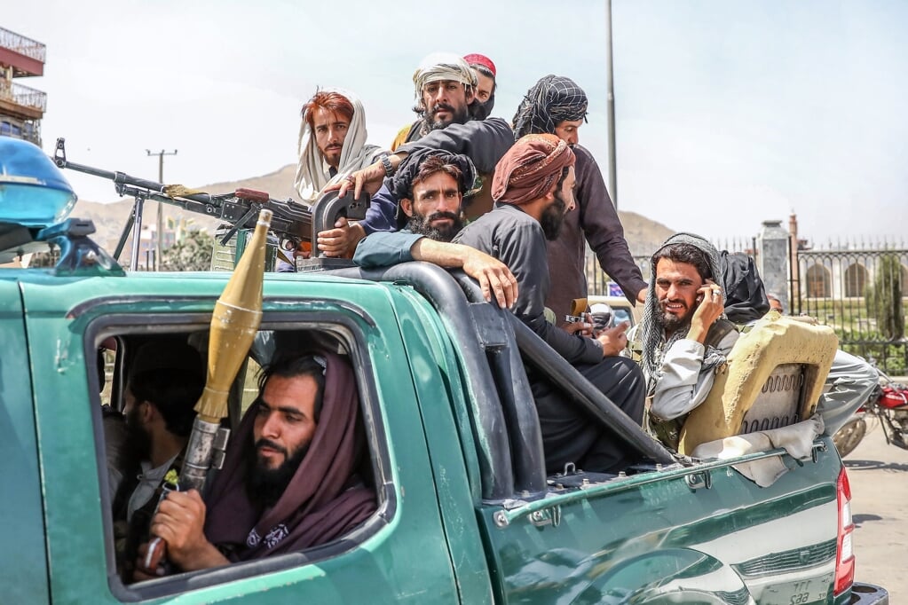 Talibanstrijders op een auto in Kabul, Afghanistan. Hun snelle opmars leidt wereldwijd tot verbijstering. (beeld epa / stringer)