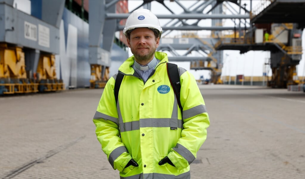 Havenpastor Dennis Woodward bij containerschip HMM Algeciras. ‘Mijn hart gaat uit naar zeevarenden. Er is niemand die zich om hen bekommert.' (beeld Bas Czerwinski)