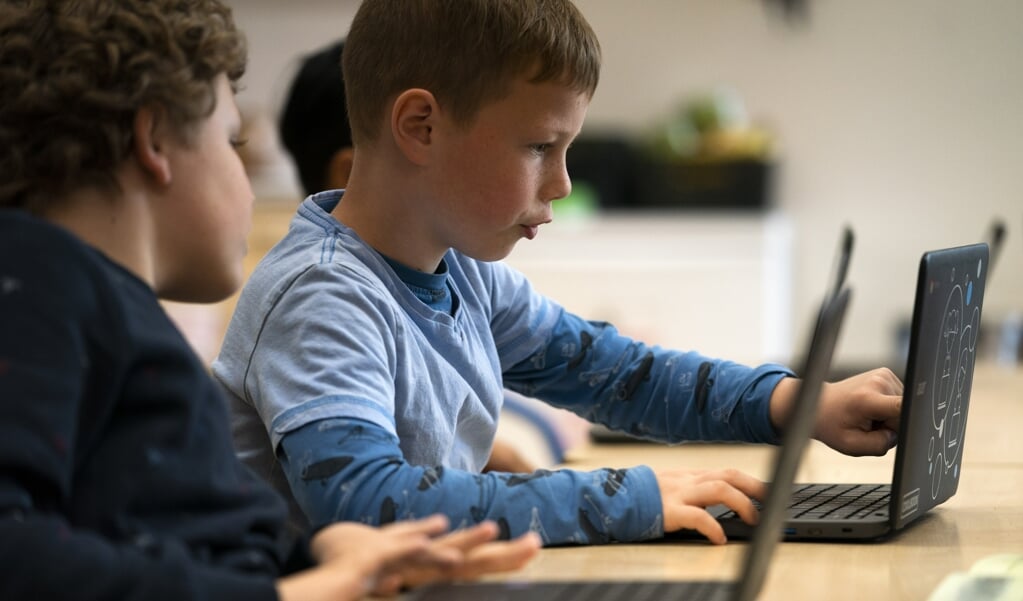 Kinderen aan het werk op een naschoolse opvang voor kinderen van ouders met een vitaal beroep tijdens de coronacrisis. (beeld een Naschoolse Opvang Voor Kinderen van Ouders met een Vitaal Beroep Tijdens de Coronacrisis. anp / Jeroen Jumelet)