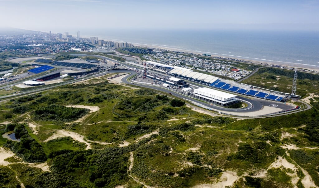 Een dronefoto van Circuit Zandvoort naast duingebied Kennemerland-Zuid. (beeld anp / Sem van der Wal)