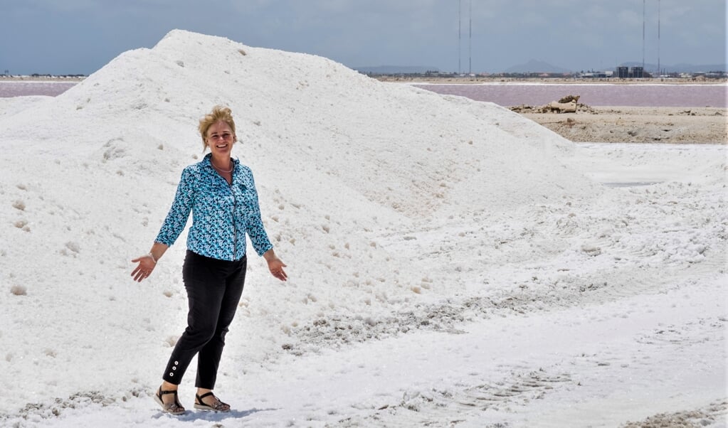 Mariëtte Oosterhoff bij de zoutbergen. Op de achtergrond de zendmasten van TWR: ‘monumenten voor God’. (beeld Marius Bremmer)