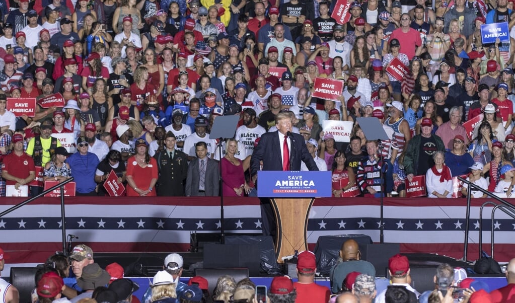 Voormalig president van de Verenigde Staten Donald Trump spreekt zijn aanhangers toe in Sarasota, Florida, op 3 juli van dit jaar. (beeld epa / Rod Millington)
