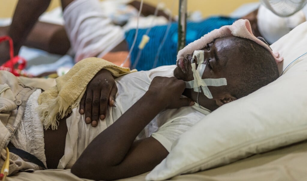 Het ziekenhuis in Port-au-Prince ligt vol gewonden, na de aardbeving van zaterdag in het afgelegen westen van Haïti.  (beeld afp / Reginald Louissaint jr )
