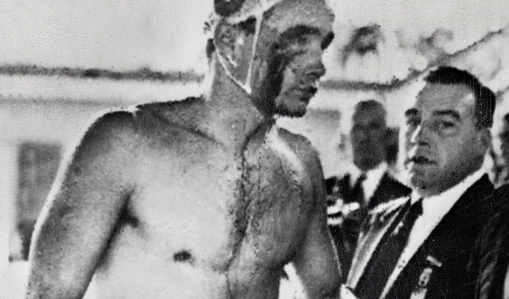De Hongaarse Ervin Zador kreeg tijdens het waterpolo tegen de Russen in 1956 flinke klappen. (beeld afp)