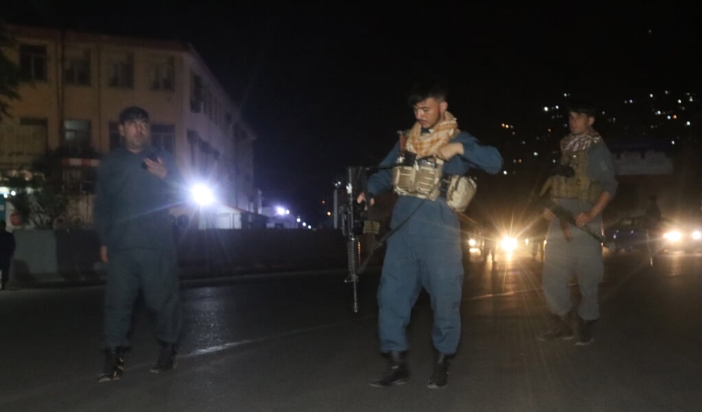 Kabul, vlak na een grote bomaanslag. De minister van Defensie ontkwam aan deze aanslag op zijn huis en het vuurgevecht erna. (beeld epa / Jawed Kargar)