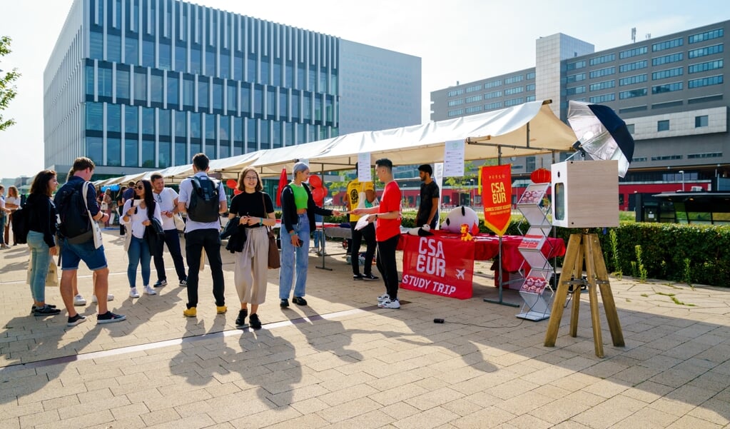 ‘Een introductieweek is een krachtig middel om binding te krijgen met hun medestudenten en de stad.’ (beeld anp / Marco de Swart)